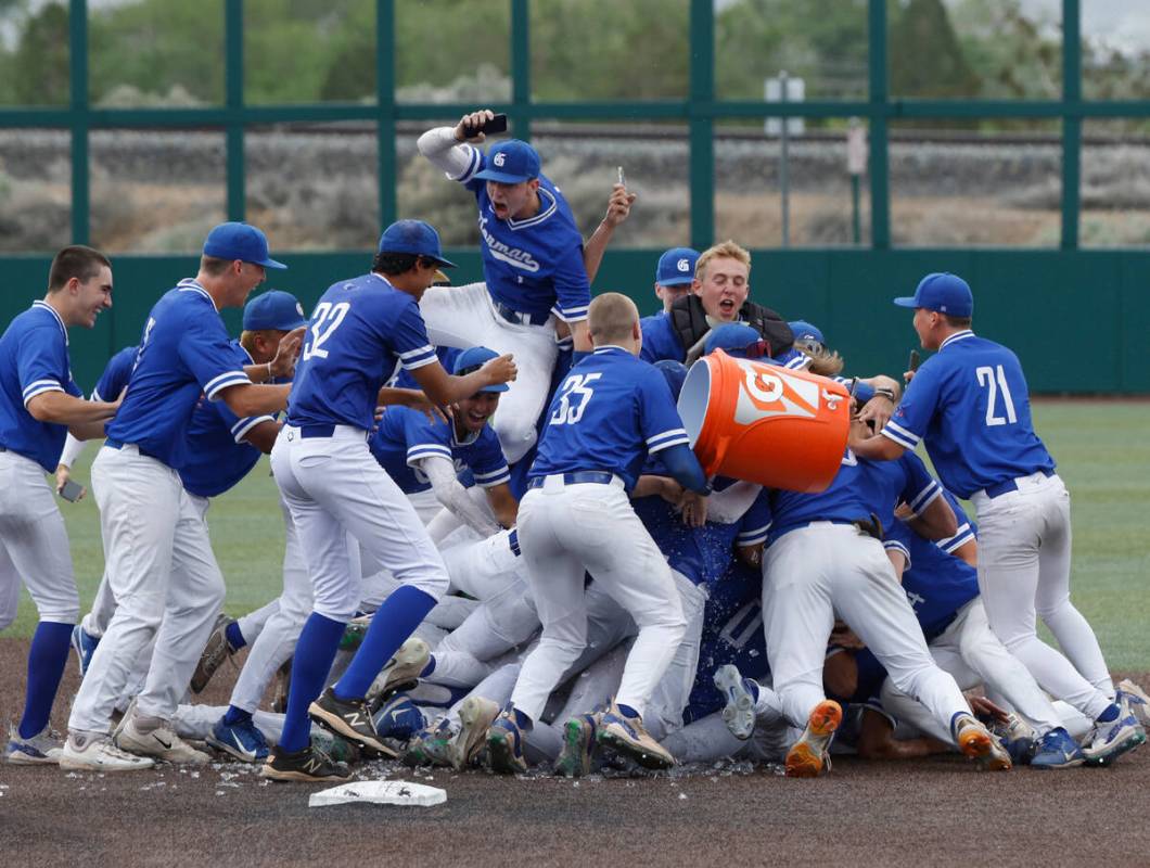 Bishop Gorman players celebrate their win against Desert Oasis after a Class 5A high school bas ...