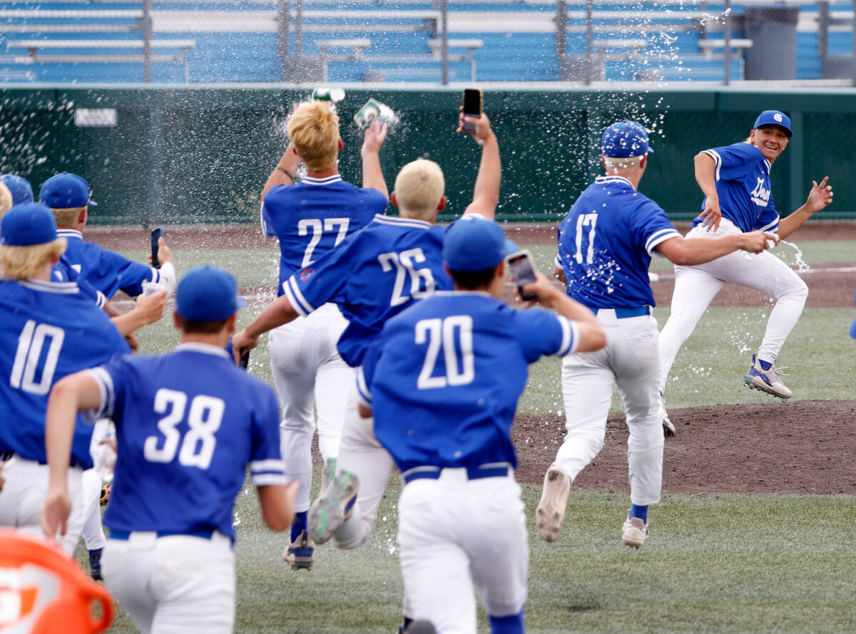 Bishop Gorman players celebrate their win against Desert Oasis after a Class 5A high school bas ...