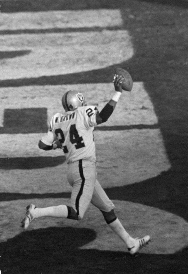 FILE - Bek belakang Oakland Raiders Willie Brown menampilkan bola saat dia berlari melewati ...