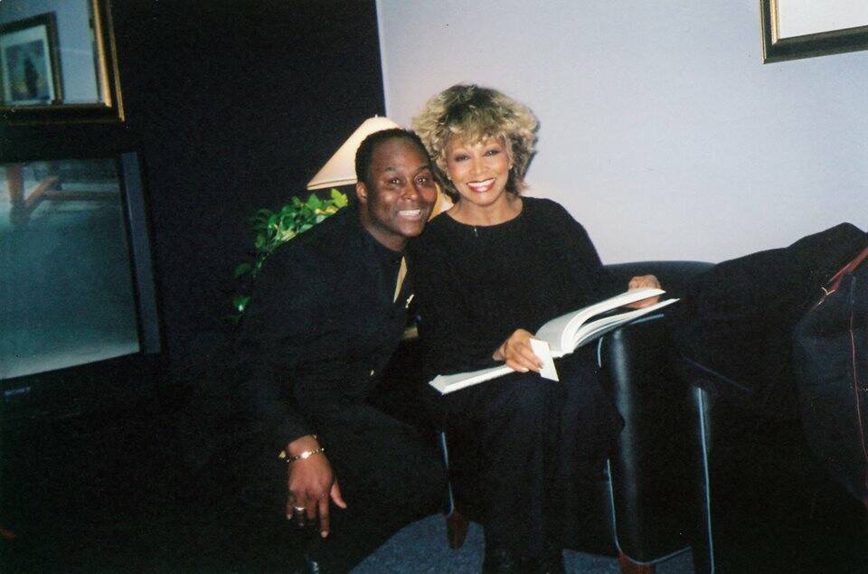 Artis penghormatan Tina Turner Larry Edwards ‘hancur’ oleh kematian penyanyi – FOTO