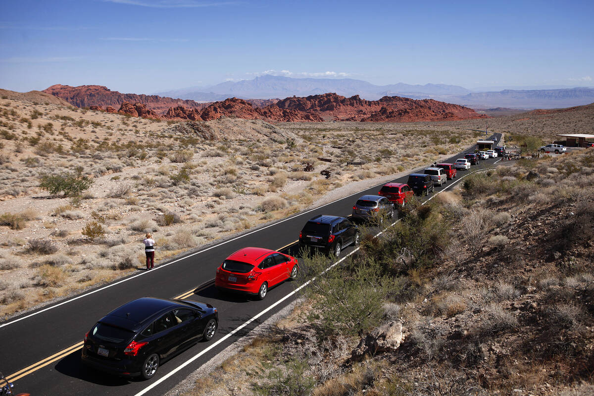 Cars line up at the entrance of Valley of Fire State in October 2013. (Las Vegas Review-Journal)