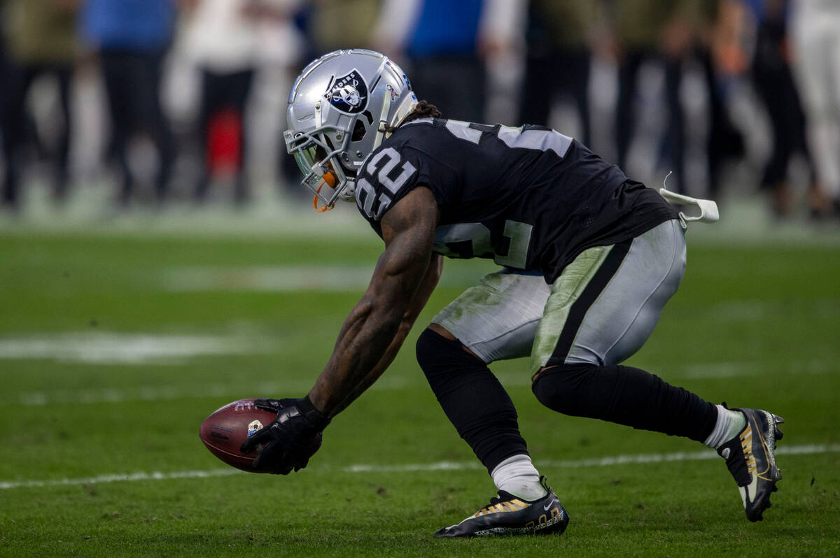 Raiders running back Ameer Abdullah (22) attempts to recover after muffing a catch on a kickoff ...
