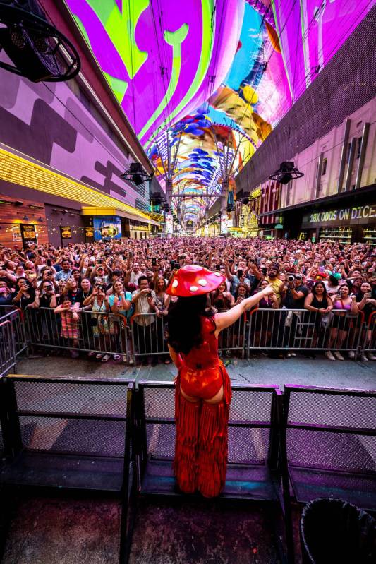 Fremont Street announces throwback-themed New Years Eve