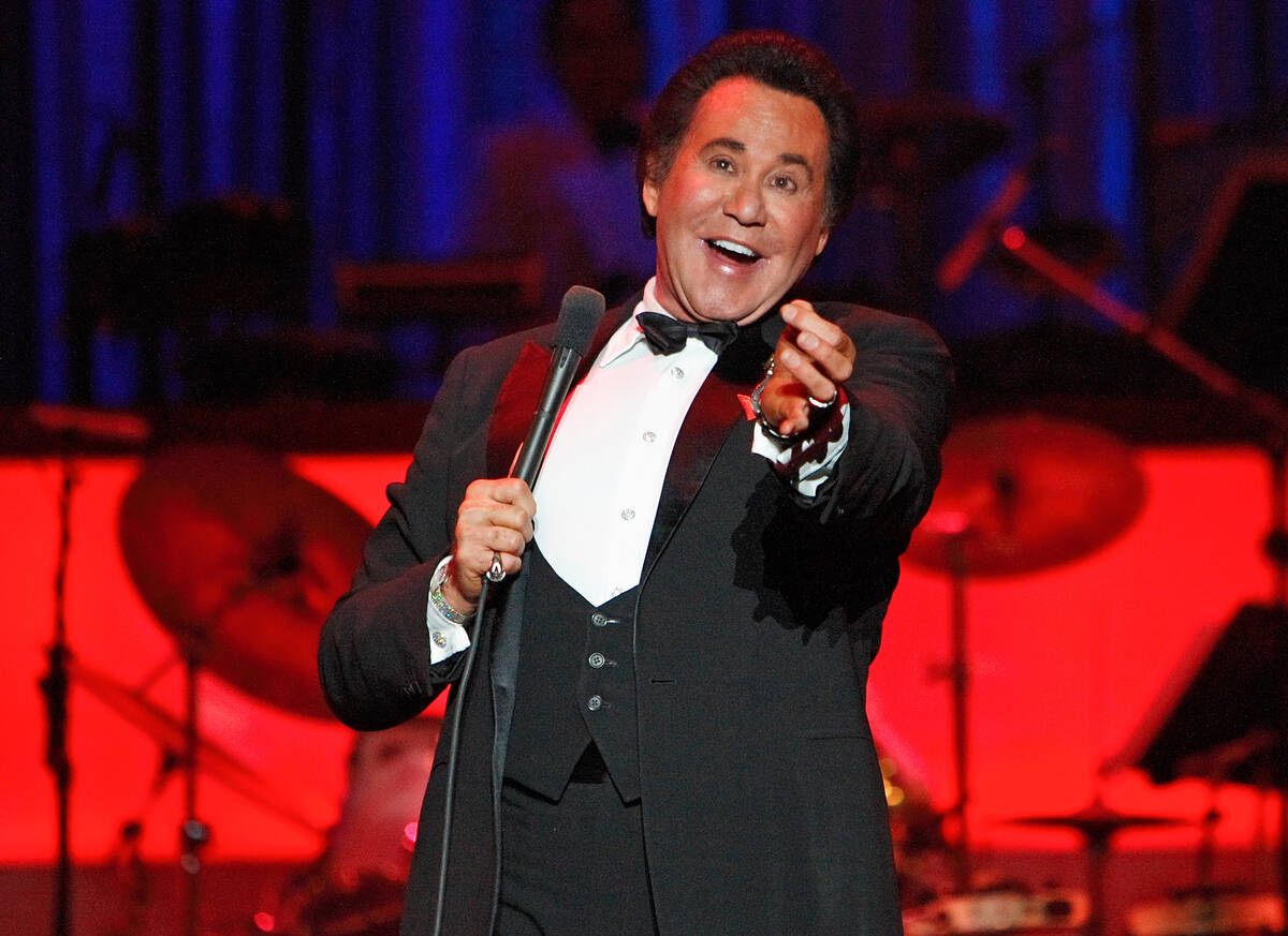 RJ FILE*** DUANE PROKOP/LAS VEGAS REVIEW-JOURNAL Entertainer Wayne Newton performs during the o ...