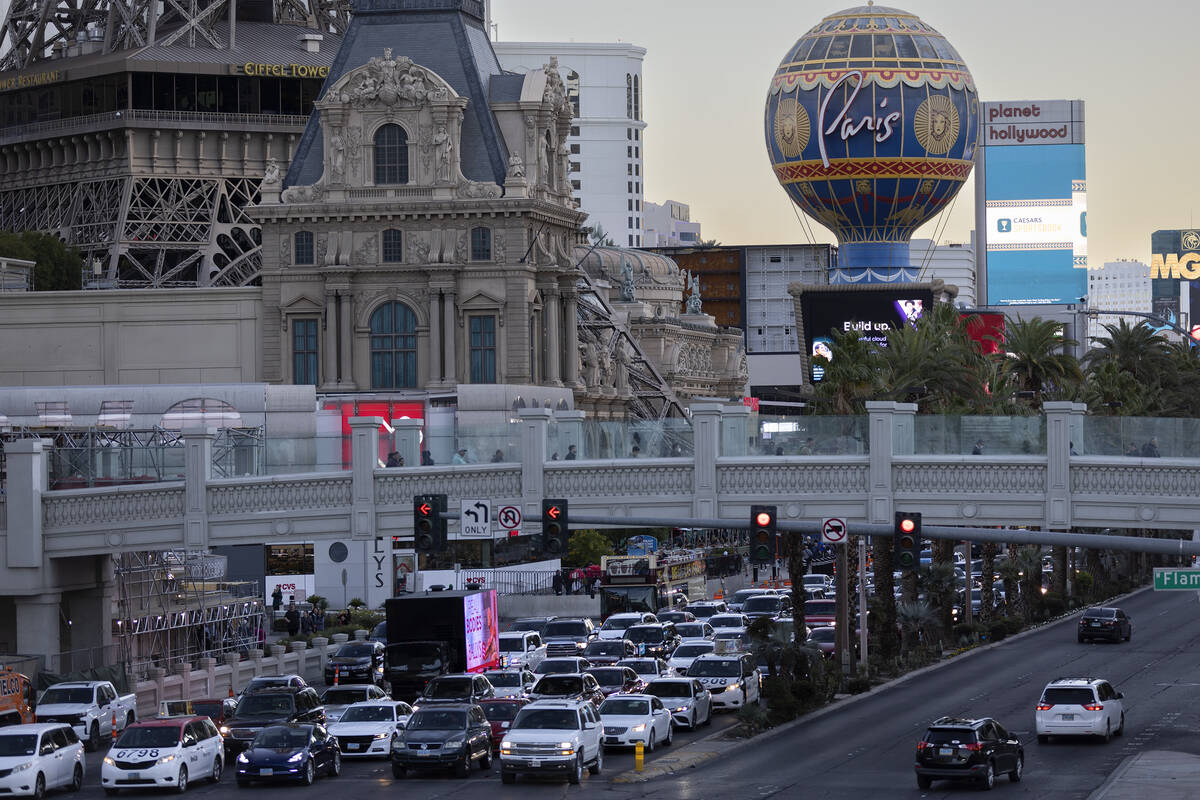 Pedestrians and traffic travel along the Strip in November 2022. (Ellen Schmidt/Las Vegas Revie ...