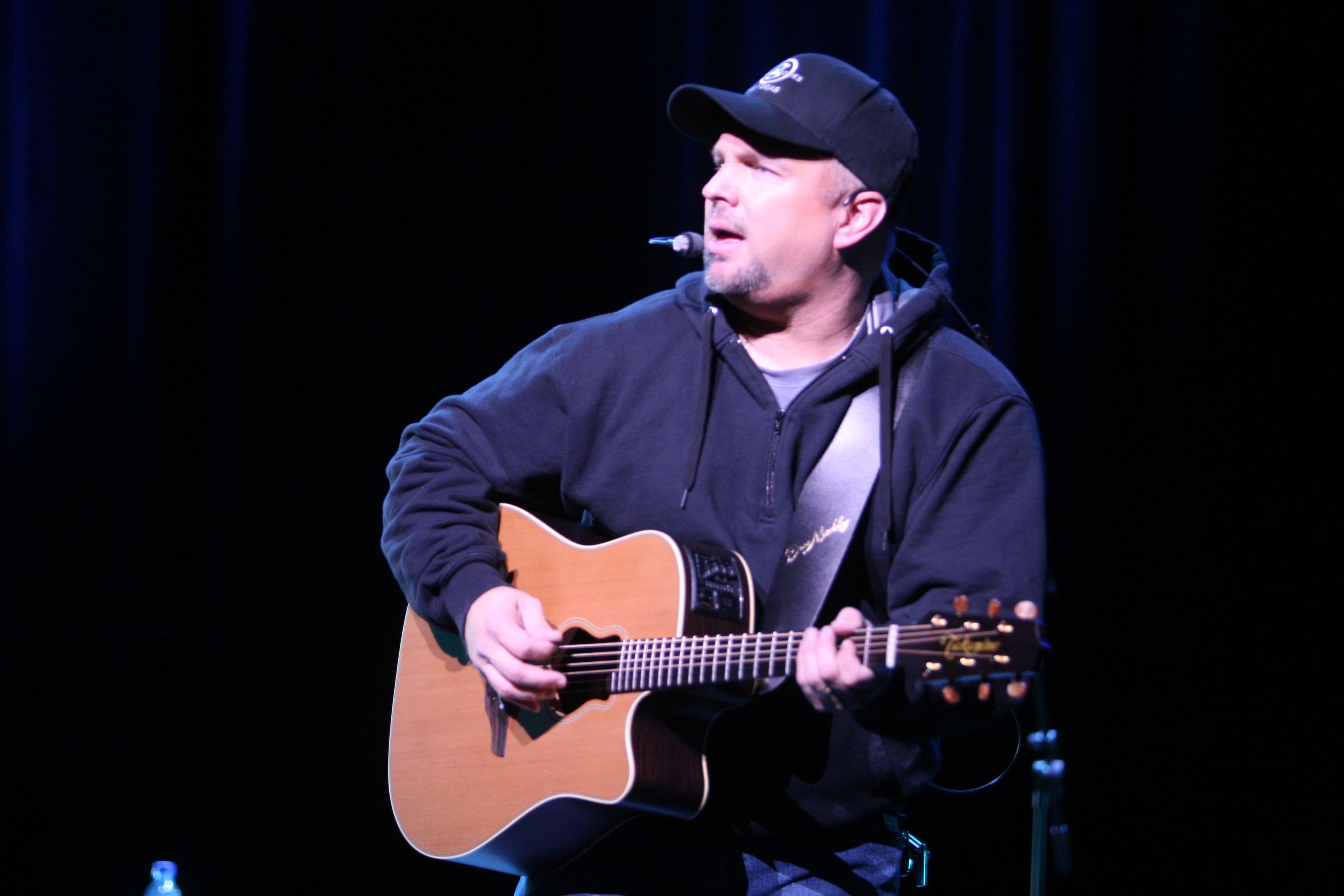 Garth Brooks menggetarkan kerumunan Las Vegas dari Teater Encore hingga Stadion Allegiant