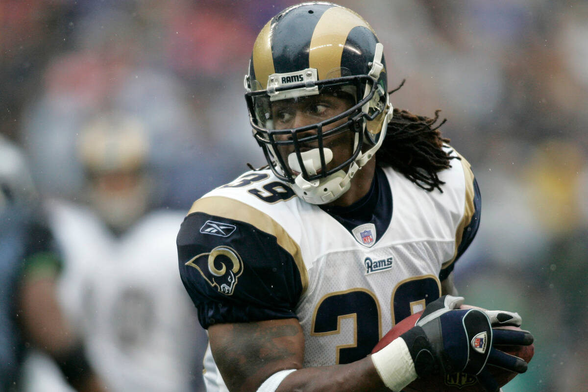 St. Louis Rams running back Steven Jackson turns to run after catching a short pass from quarte ...