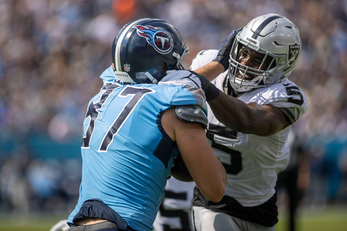 Raiders linebacker Divine Deablo (5) tries to tackle Tennessee Titans tight end Geoff Swaim (87 ...