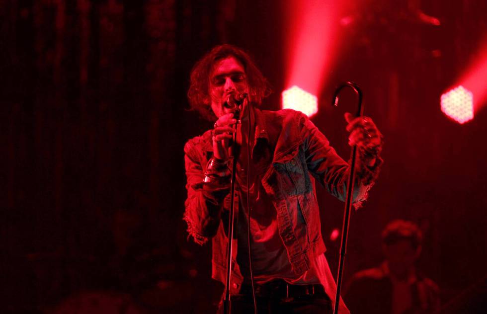 Tyson Ritter dari band All American Rejects terlihat di atas panggung selama " ...
