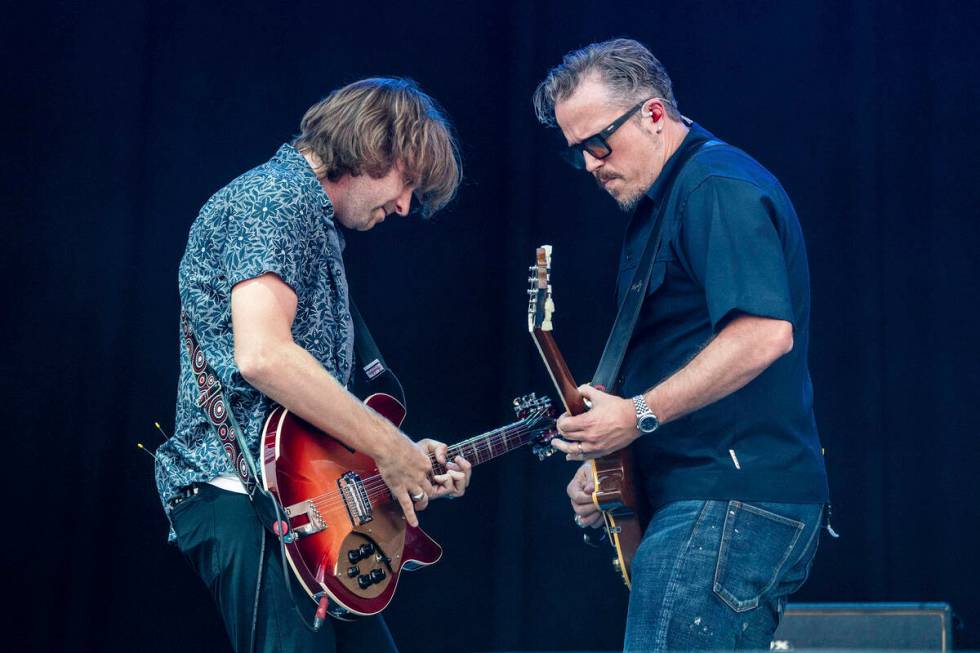Sadler Vaden, kiri, dan Jason Isbell dari Jason Isbell dan 400 Unit tampil di Bourbon and Be ...