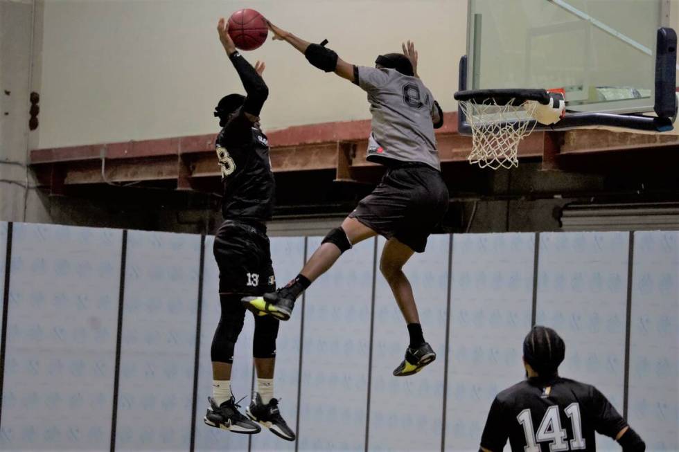 Dionte Byrd dari MOB memblokir tembakan Ralph Bellamy dari Buzzsaw selama pertandingan SlamBall.  (S...