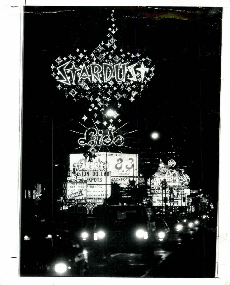 El letrero de Stardust ilumina la noche en el Strip en 1983. (Jim Laurie / Las Vegas Review-Jou ...