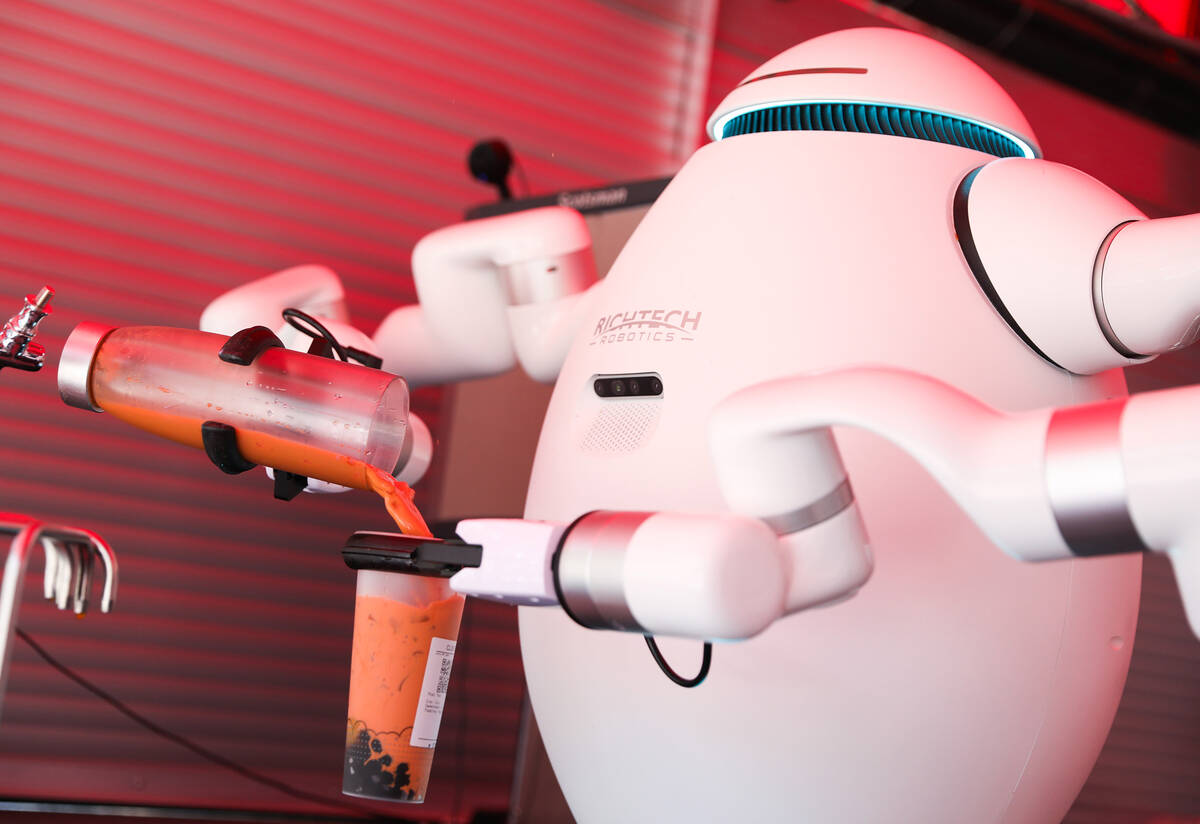 Robot sekarang membuat minuman di Las Vegas Strip