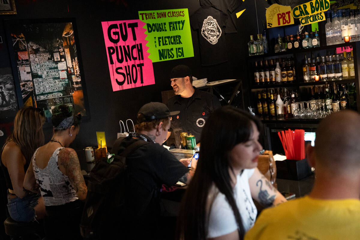 Bar Triple Down Museum Punk Rock mengguncang pusat kota