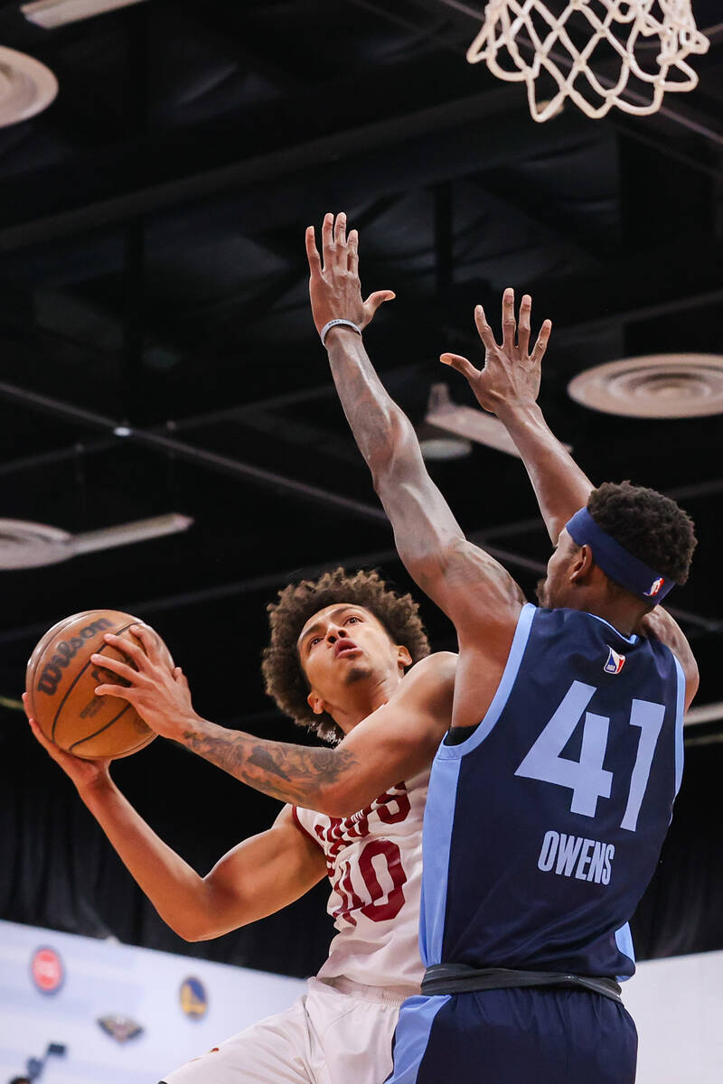 Cleveland Cavaliers guard Craig Porter Jr. (40) goes for a layup around Memphis Grizzlies forwa ...
