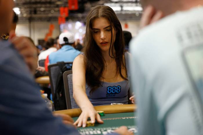 Che scoppio per la bella Alexandra Botez nel Main WSOP! Perde con K-K al  98%