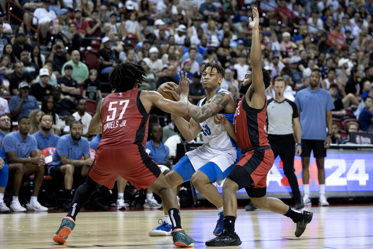 Houston Rockets forward Jermaine Samuels Jr. (57) and guard Trevor Hudgins, right, surround Okl ...