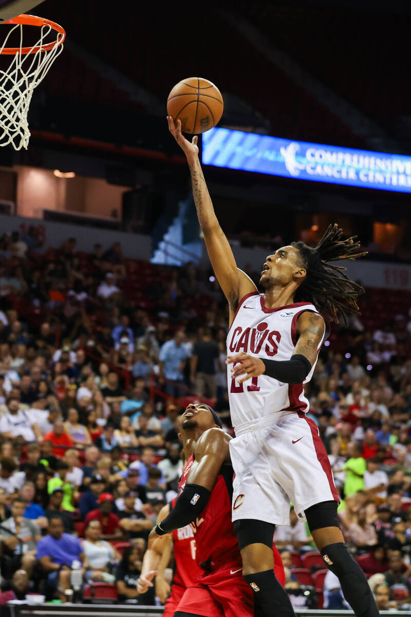 Cleveland Cavaliers forward Emoni Bates (21) goes in for a layup during the NBA Summer League c ...