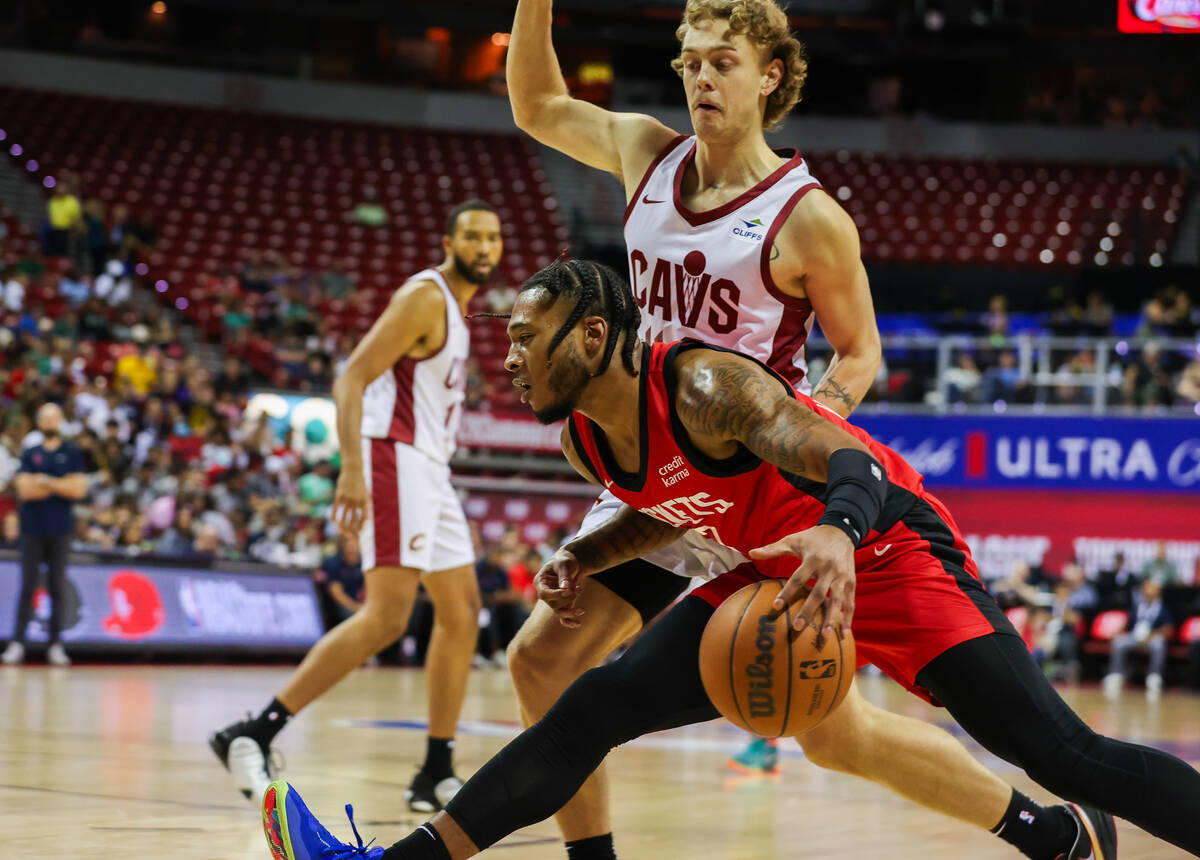 Houston Rockets forward Cam Whitmore (7) drives the ball past Cleveland Cavaliers forward Luke ...