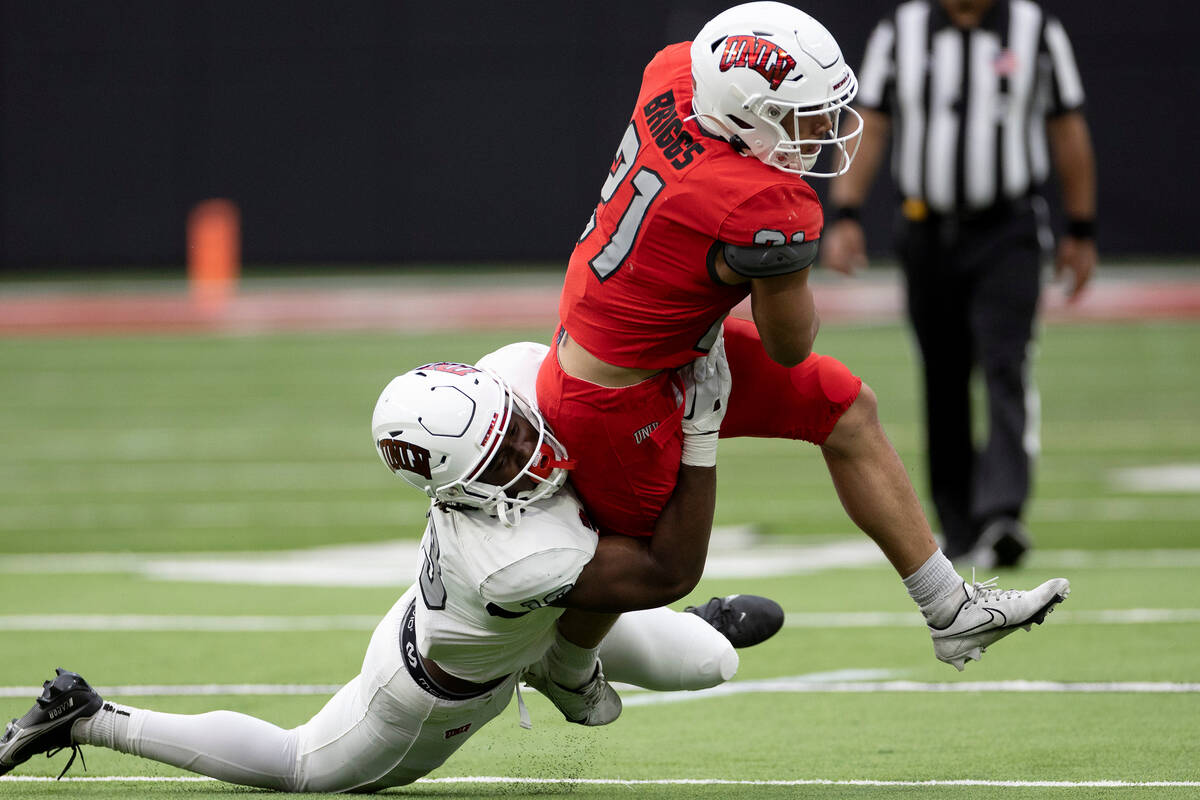 Offensive linebacker Jordan Eubanks (13) takes down running back Spencer Briggs (21) during the ...