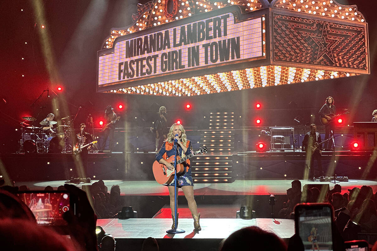 Miranda Lambert kembali ke panggung Vegas Strip setelah selfie gate