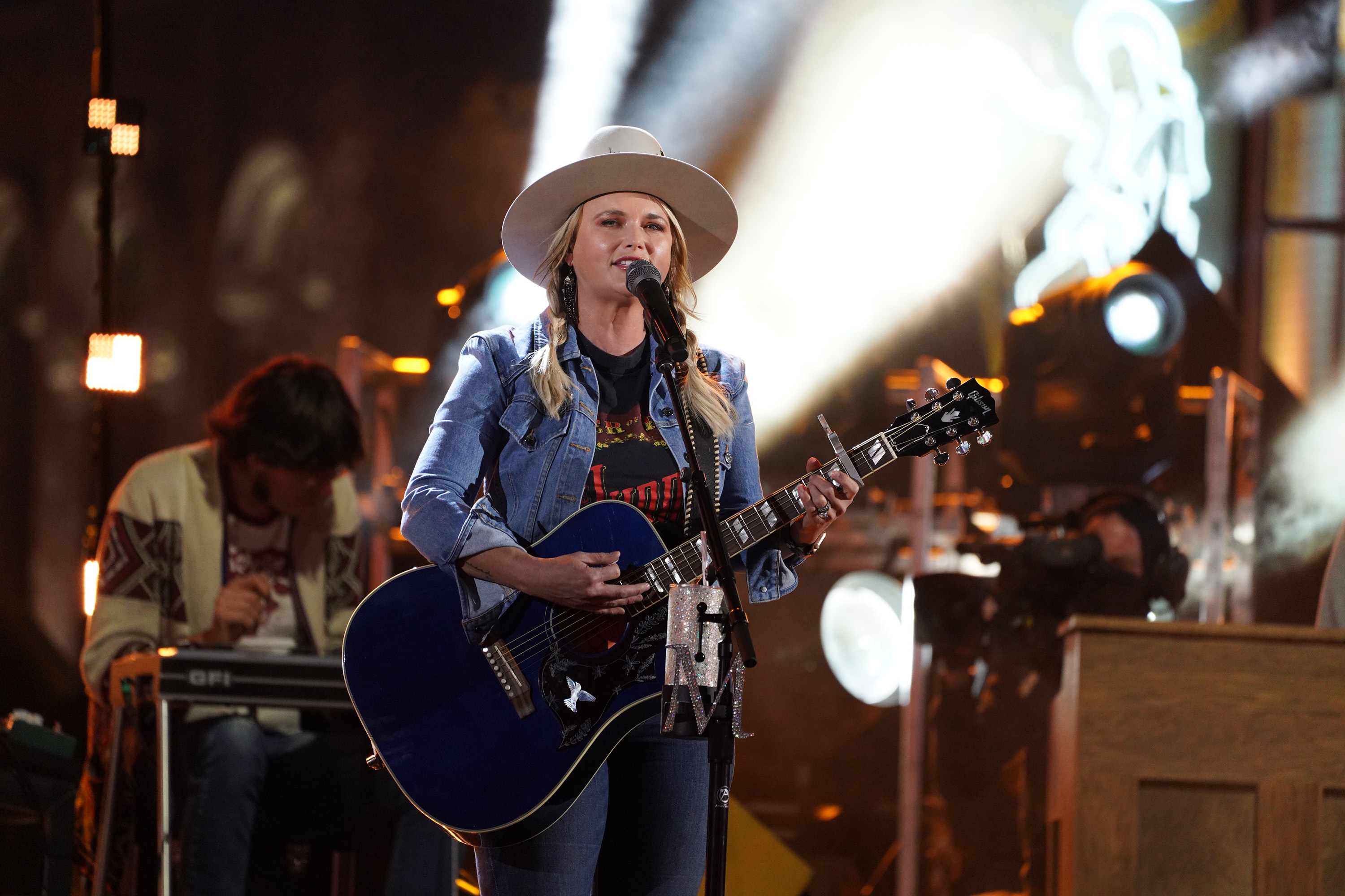 Miranda Lambert menegur penonton Las Vegas karena berfoto selfie selama pertunjukan