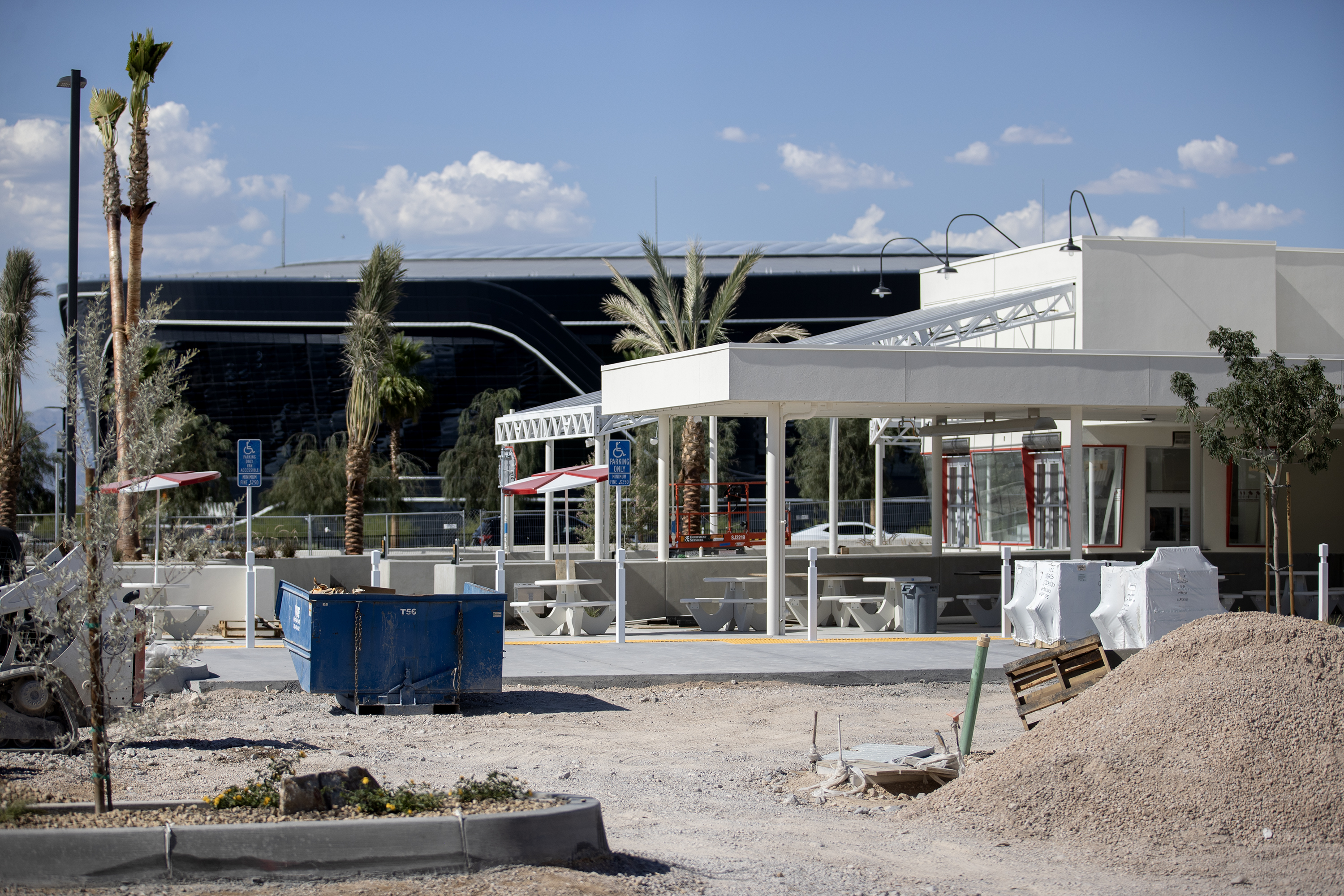 Masuk-N-Keluar, garasi parkir, kemajuan Starbucks di dekat Stadion Allegiant