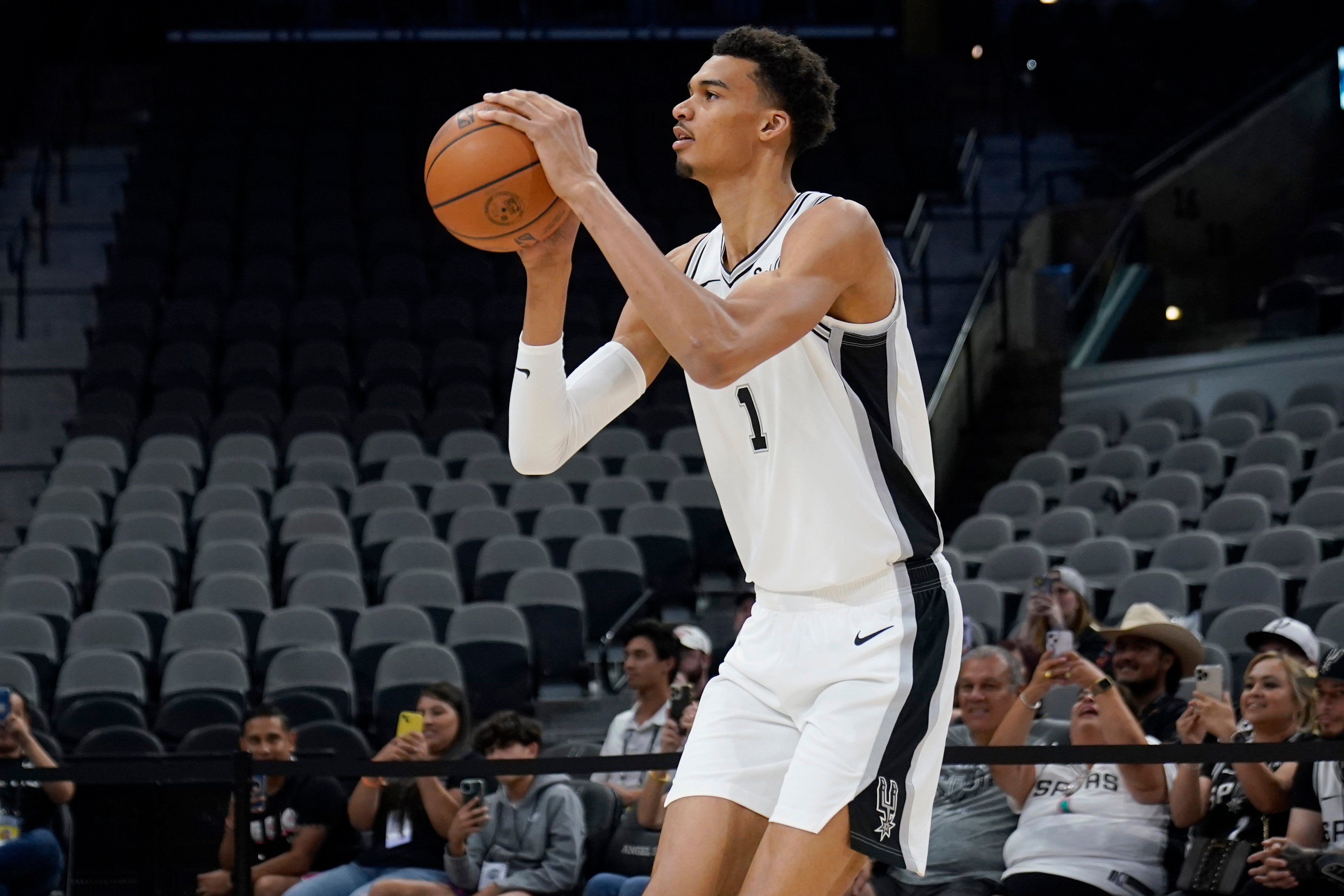 Victor Wembanyama, Brandon Miller Hari Pembukaan Liga Musim Panas NBA