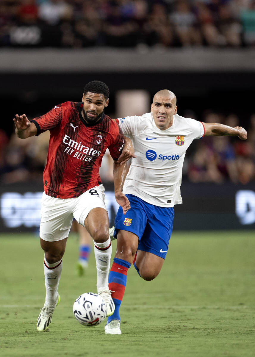 Milan midfielder Ruben Loftus-Cheek (8) drives toward the net against Barcelona midfielder Orio ...