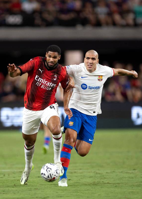 Milan midfielder Ruben Loftus-Cheek (8) drives toward the net against Barcelona midfielder Orio ...
