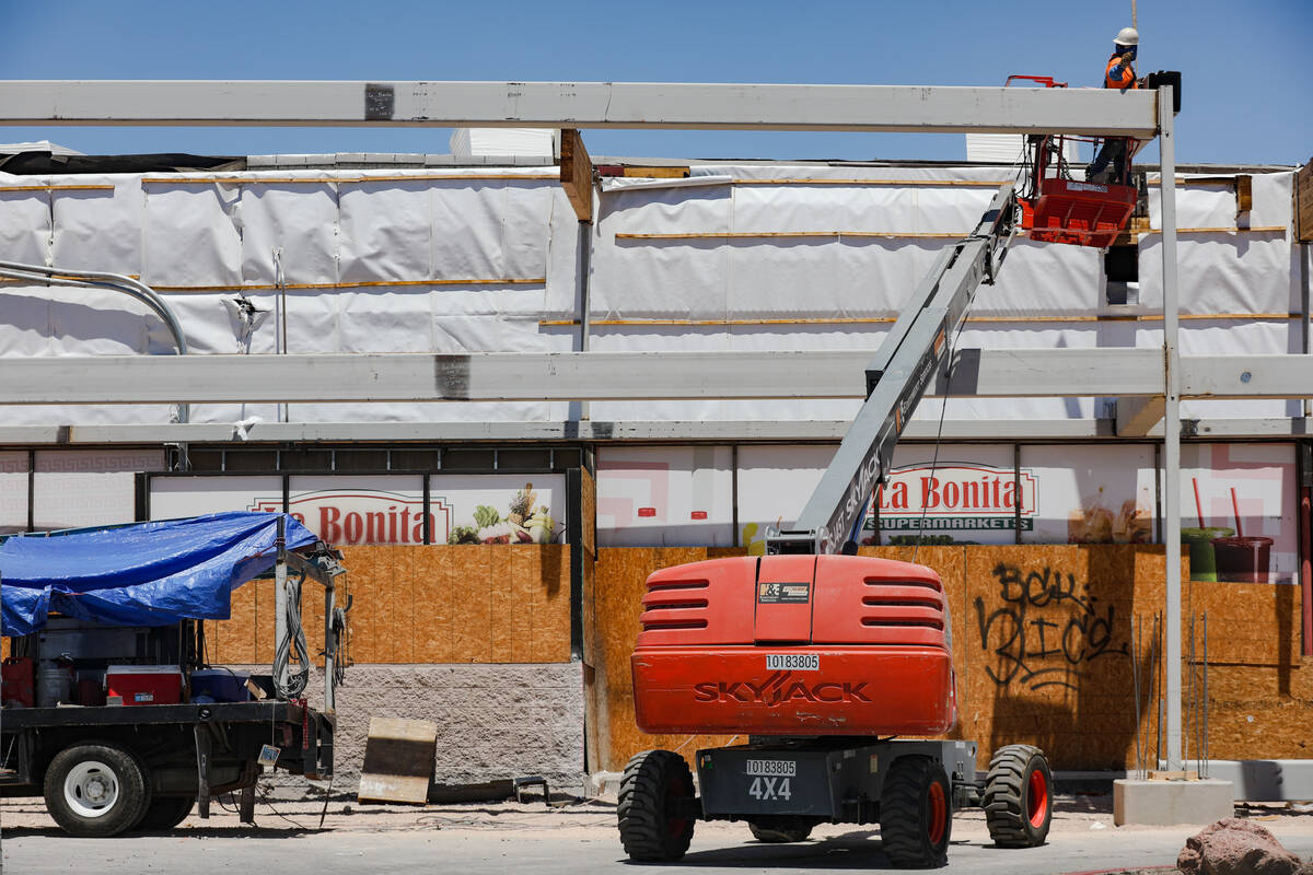 La Bonita grocery store under construction on Desert Inn Road in Las Vegas, Thursday, Aug. 3, 2 ...