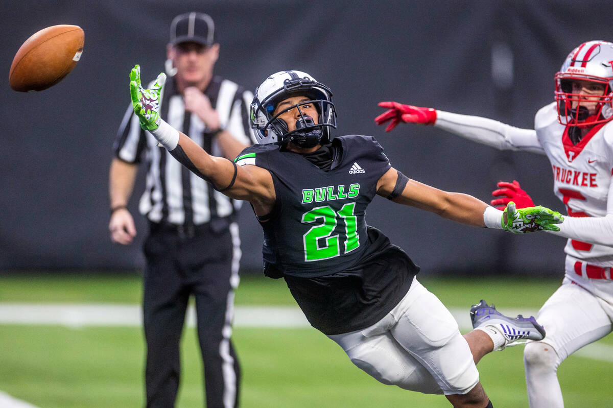 SLAM Academy WR Chysten Tabangcura (21)extends in the end zone for a reception with Truckee CB ...