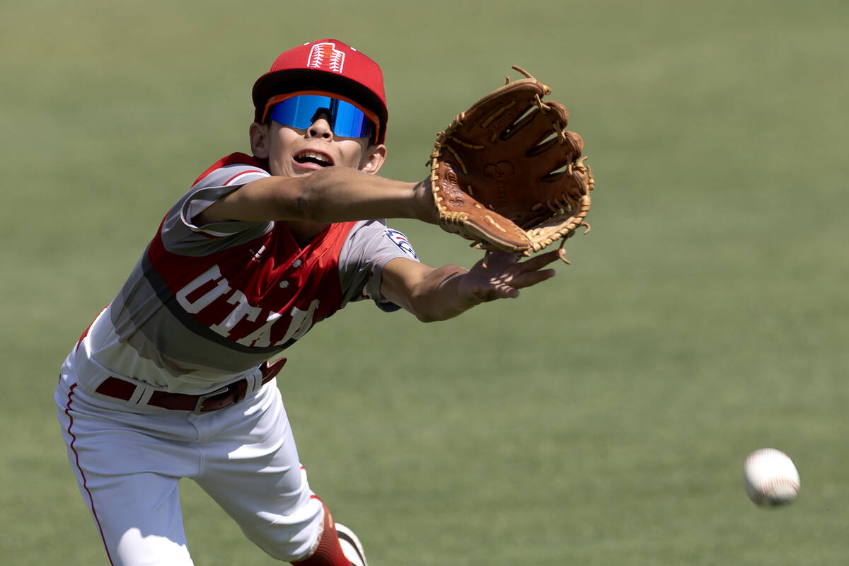 Utah center fielder Chaz Hickman (13) misses the catch on the hit that won Henderson the Little ...