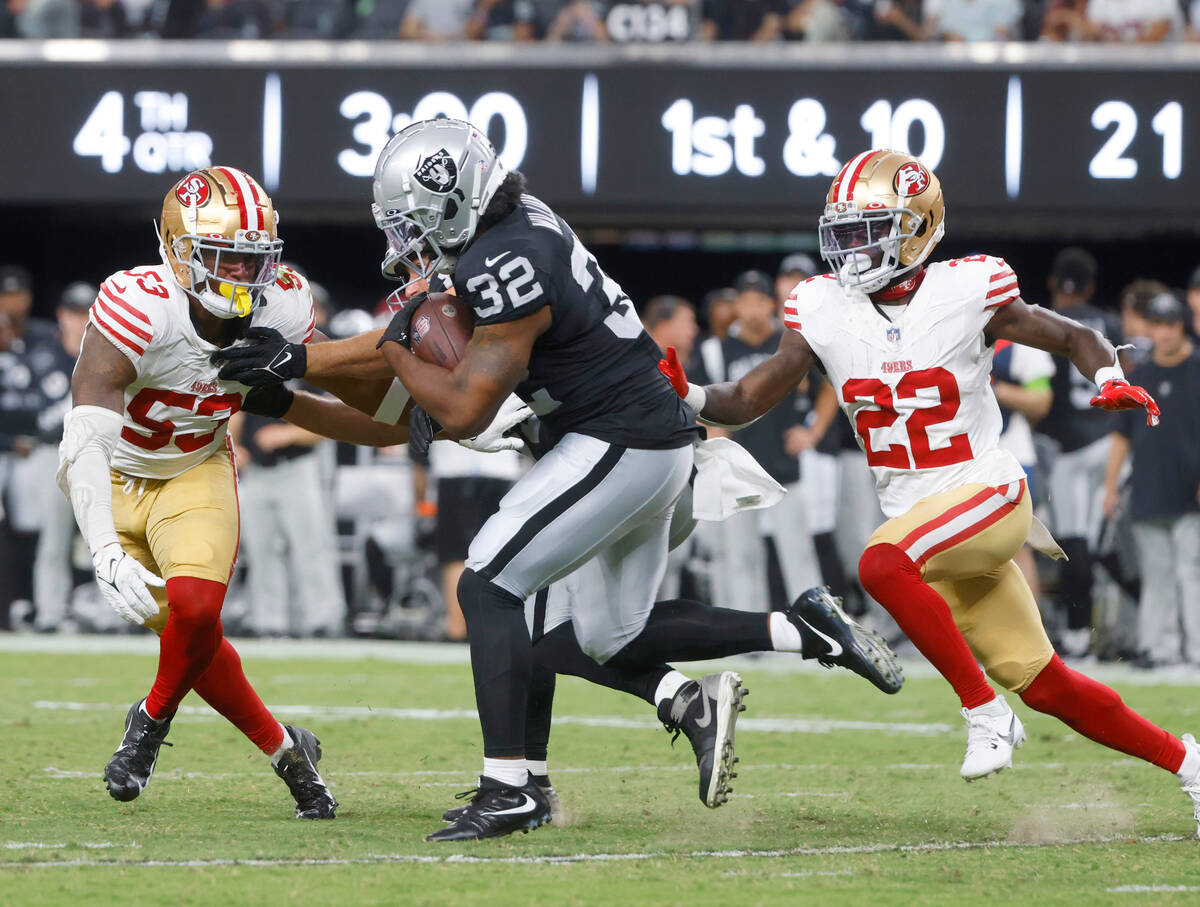 Las Vegas Raiders running back Austin Walter (32) chased by San Francisco 49ers cornerback D'S ...