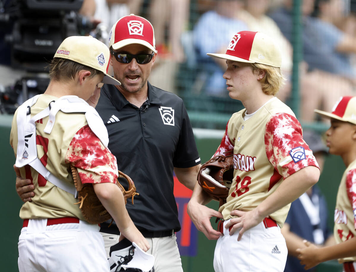 The Henderson All-Stars manager Ryan Gifford, center, discusses with pitcher Nolan Gifford, rig ...