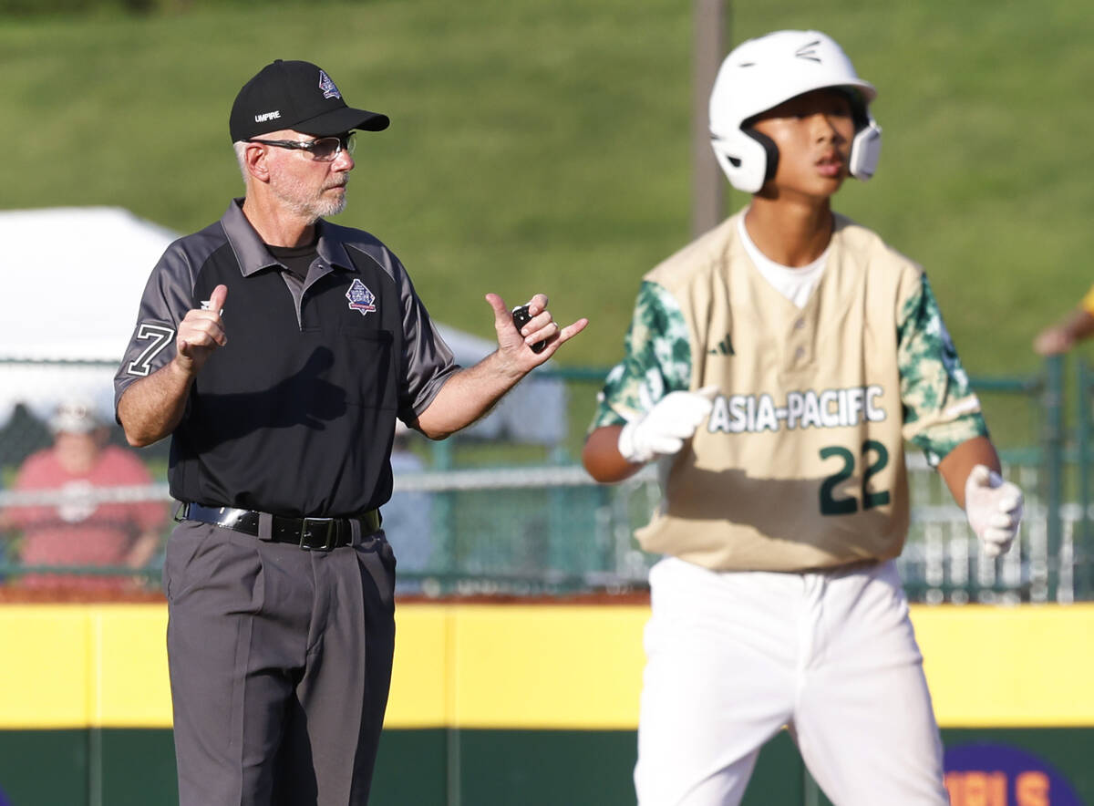 Second base umpire Ben Sprague of Las Vegas flashes a signal during the Little League World Ser ...