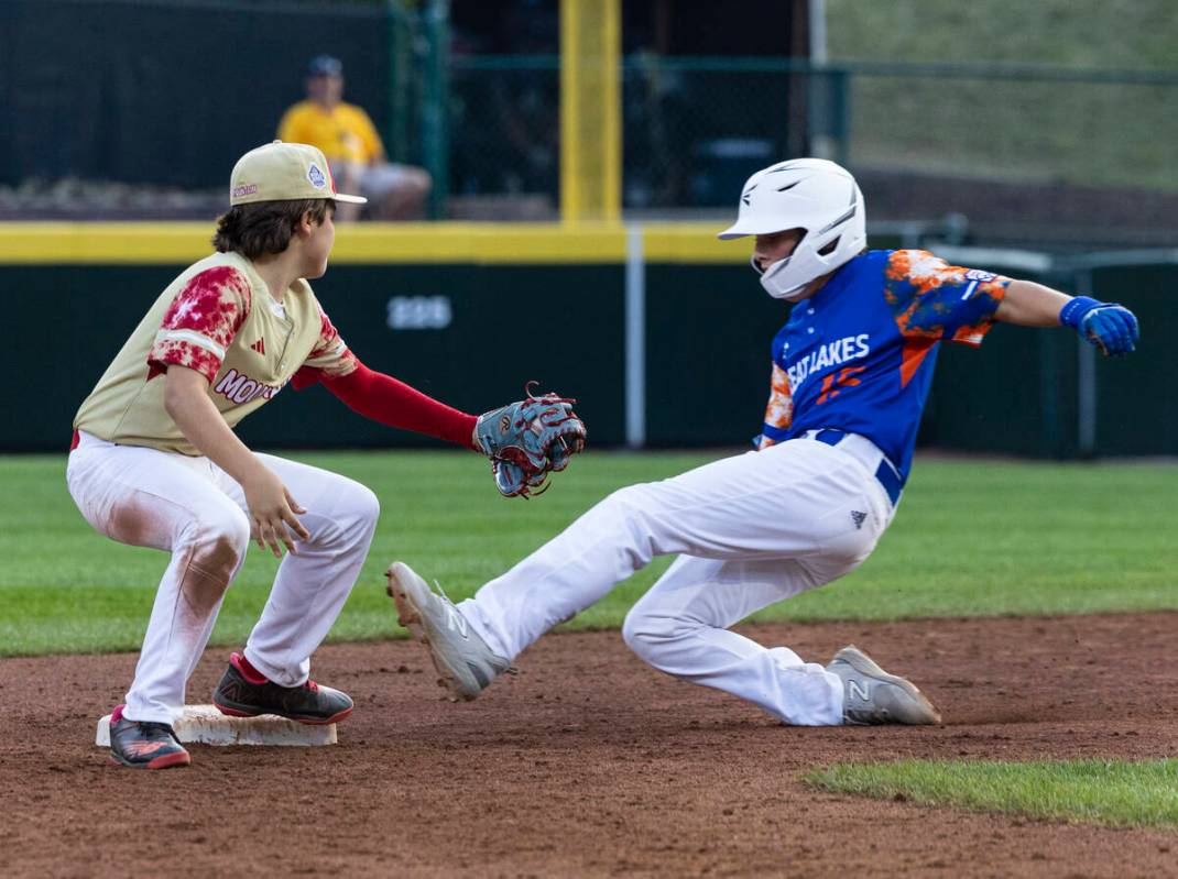 New Albany, Ohio's, Lincoln Luffler (15) tagged out by Henderson All-Stars second baseman JoeJo ...