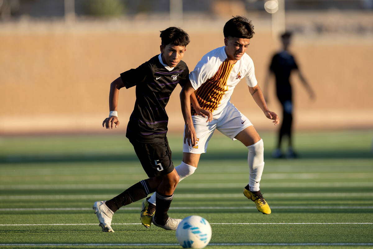 Sunrise Mountain’s Cristopher Munoz Martinez and Eldorado’s Daniel Murillo, right ...