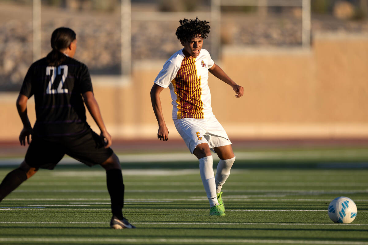 Eldorado’s Luis Martinez, center, passes around Sunrise Mountain’s German Alvarad ...