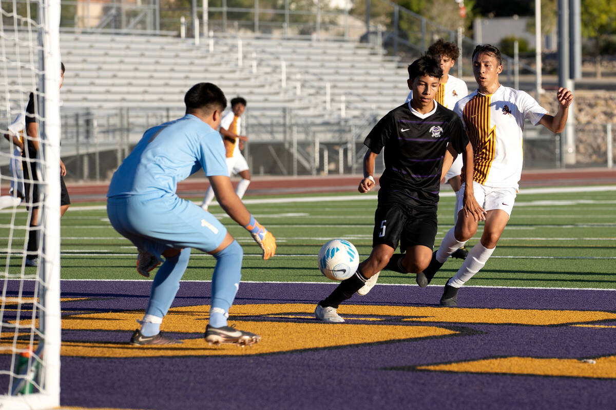 Sunrise Mountain goalkeeper Joshua Barrera Serrano (1) prepares to save a shot by Eldorado&#x20 ...