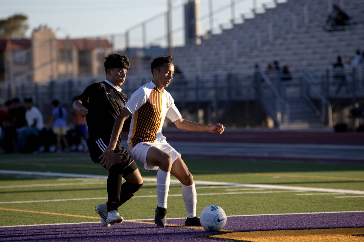 Sunrise Mountain’s Kevin Suarez, left, and Eldorado’s Angel Cruz, right, run to k ...