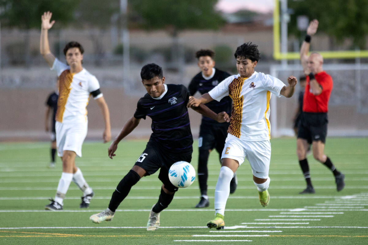 Sunrise Mountain’s Daniel Jimenez (15) dribbles against Eldorado’s Cristian Morra ...