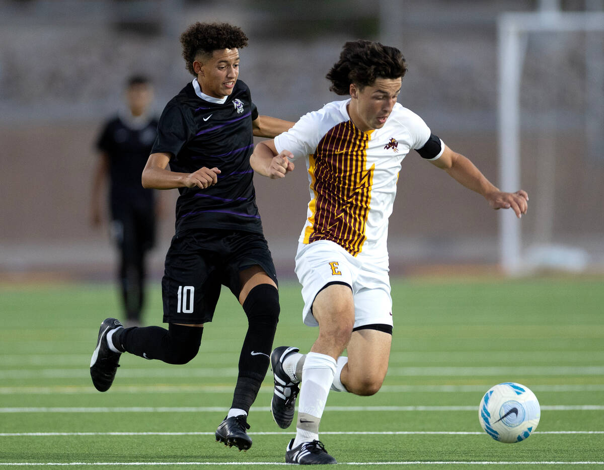 Sunrise Mountain’s Michael Umana (10) and Eldorado’s Luke Ostler, right, compete ...