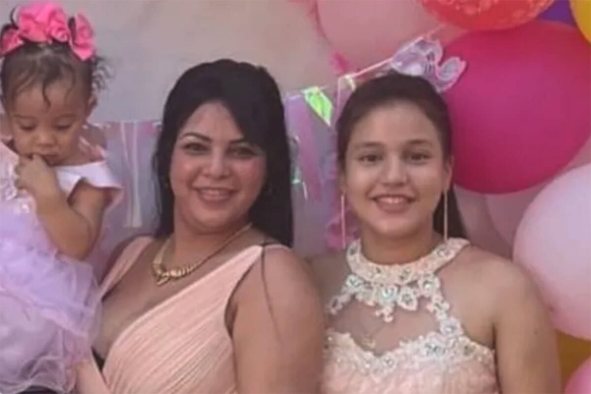 Marillorky Tamayo Cruz, middle, and her daughters (Hirlanda Loaiza)