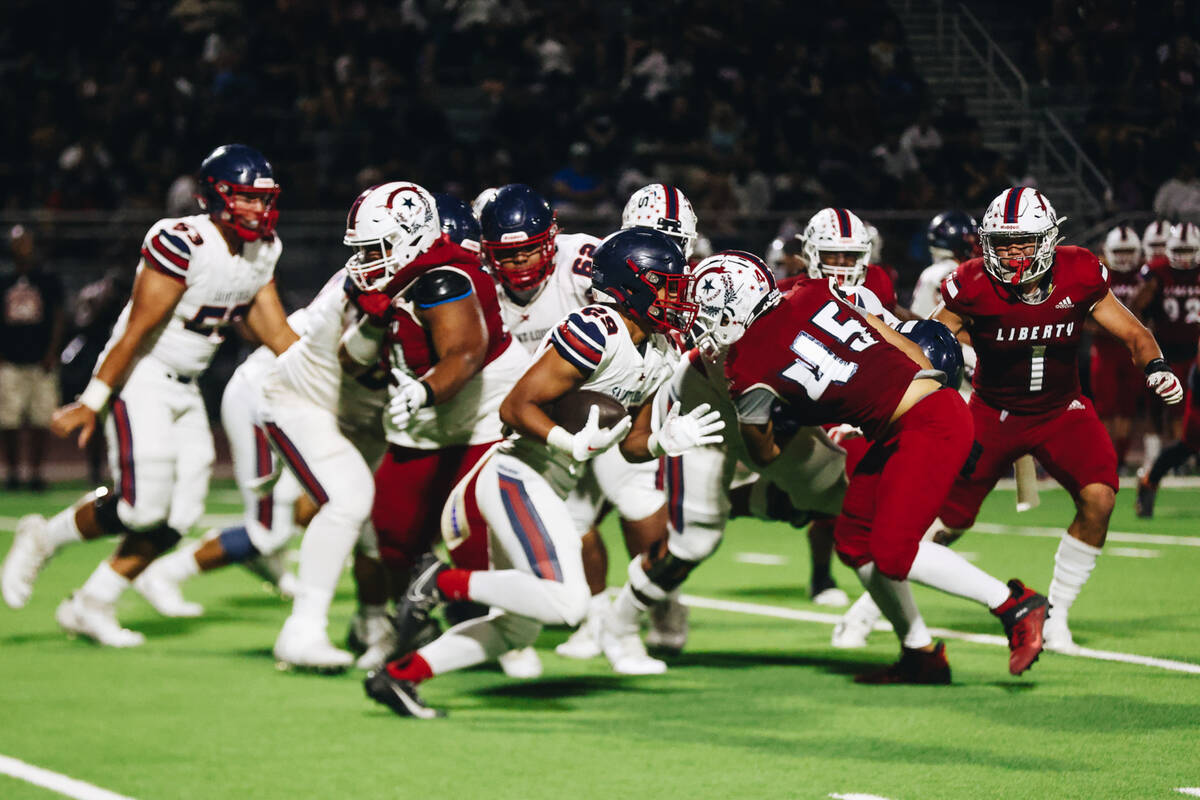 St. Louis slotback Jonah Gora-aina (29) runs with the ball during an Island Classic game agains ...