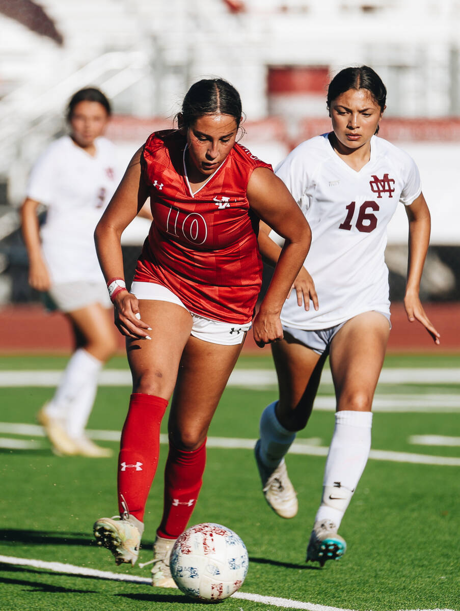 Arbor View player Kate Oliva (10) kicks the ball away from Cimarron-Memorial forward Leslie Can ...