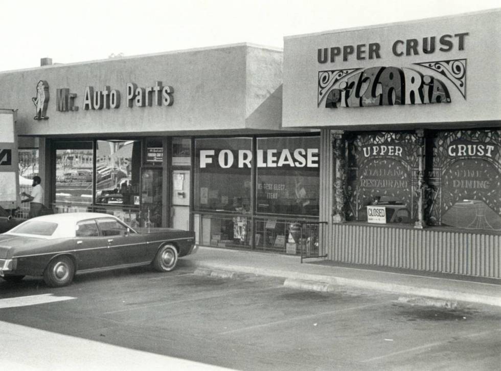 UPPER CRUST PIZZARIA - 1981 UPPER CRUST PIZZARIA (alleged mob hangout) (GARY THOMPSON/LA ...