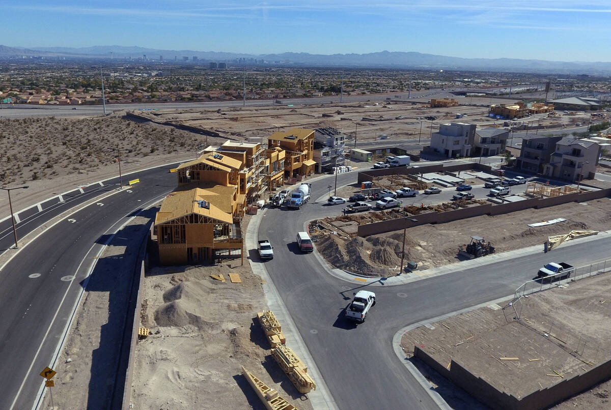 En la franja de Las Vegas se ve como un nuevo desarrollo de viviendas está en proceso en Summe ...