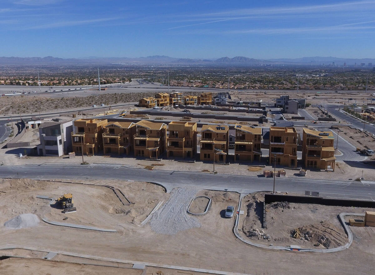 Una nueva construcción está en proceso en Summerlin Parkway y 215 Beltway, el miércoles 10 d ...