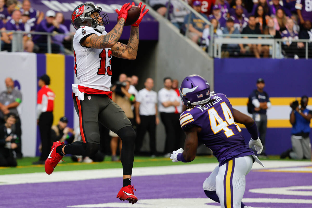 Tampa Bay Buccaneers wide receiver Mike Evans (13) catches a 28-yard touchdown pass over Minnes ...